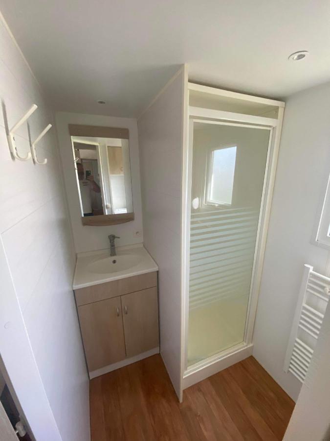 Mobil-Home 4/6 Personnes , Terrasse Couverte ,Piscine Chauffee . Biville-sur-Mer Buitenkant foto